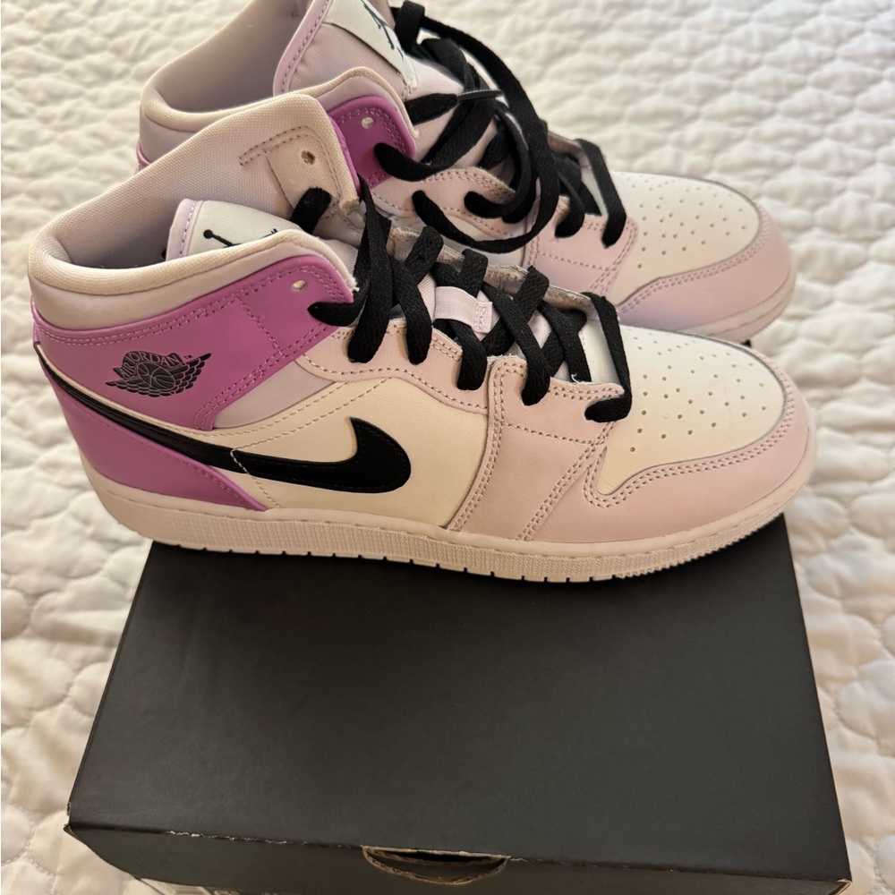 Jordan 1 mid “barely grape”